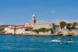 Mit ihrer historischen altstadt, der traumhaften küste und unzähligen idyllischen plätzchen lädt die stadt zum. Goldene Insel Krk In Kroatien Urlaubsguru
