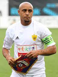 هدف النجم البرازيلي روبرتو كارلوس والذي يُعد أغرب الأهداف في عالم كرة القدم، خال من أية مراوغة أو مهارة في التحكم بالكرة، بل على العكس فقد قام بإحرازه من كرة ثابتة في المبارة الافتتاحية لبطولة كأس العالم 1998م أمام المنتخب الفرنسي. Ø±ÙˆØ¨ÙŠØ±ØªÙˆ ÙƒØ§Ø±Ù„ÙˆØ³ Abdullahsh199