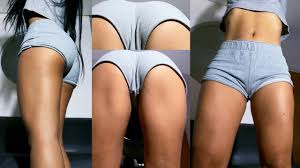 ジムの女性のようなスポーツウェアのタイトなグレーのショートパンツを着たフィットネス キュローナ