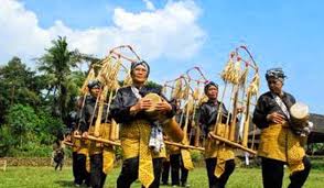 Ada banyak suku bangsa indonesia asli atau suku pribumi yang tersebar di berbagai daerah dan menghuni tanah leluhurnya sejak lama. Suku Di Pulau Jawa Suku Suku Di Indonesia