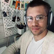 Hi! I'm Ilia and I'm trying to social media 🙃 Here are some writer facts  about me: 🛸 I write sci-fi and horror 👨🏼‍💻 I'm a developmental editor  🌶️ used to ghostwrite