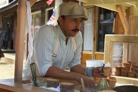 Onlar bir el arabasıyla dondurma satarak geçimlerini sağlıyorlar. Turkish Ice Cream 2019 Imdb