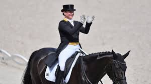 Capitano mark anthony peter phillips (cirencester, 22 settembre 1948) è un cavaliere britannico, vincitore della medaglia d'oro nel concorso completo a squadre alle olimpiadi di monaco 1972, nonché primo marito della principessa anna del regno unito 4 Riders To 3 A Big Change For Team Jumping At Tokyo Games Ctv News