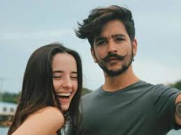 Jun 11, 2021 · camilo echeverry, un artista de más estatura que varios en la selección colombia la altura del cantante de 27 años, esposo de evaluna montaner y exitoso a nivel internacional, es mucho mayor a la del promedio de la población colombiana. Evaluna Montaner Altura Cuanto Mide Y Que Apodo Le Puso Camilo Echeverry Ella E Online