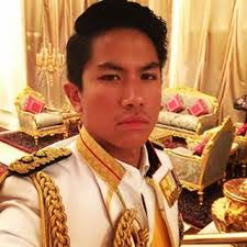 Umum mengenali sultan hassanal bolkiah, pemerintah brunei darussalam,yang terkenal dengan sikap berjiwa rakyat dan kekayaan baginda. Persona Putera Abdul Mateen Anak Kepada Sultan Hassanal Bolkiah Iluminasi