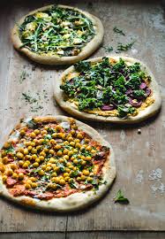 Egan Pizza 3 Ways The Mean Green The Hummus Beet And The Crunchy Indian Rezepte Kochrezepte Vegane Pizza