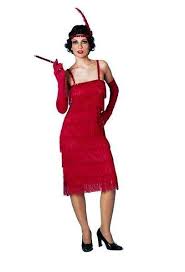 Gli anni '30 vedono una donna emancipata, ma delicata, mai aggressiva, vestita in modo ricercato, sobrio ma sempre sofisticato. Moda Anni 20 Foto Nanopress Donna
