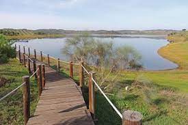 Defesa contra cheias para controlar a água de grandes chuvadas, existem algumas barragens destinadas a proteger os territórios a jusante das mesmas. Wanderweg Von Amieira Nach Alqueva Am See Entlang Herancas Do Alentejo