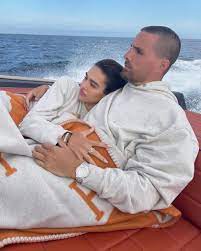 Scott disick was born on may 26, 1983 in eastport, new york, usa as scott michael disick. Amelia Hamlin Und Scott Disick Kuscheln Wahrend Bootsausflug Promiflash De