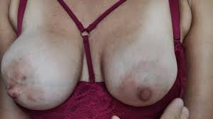 Sexy MILF lascia che il suo amante giochi con le sue tette