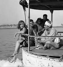 ويعد فيلم «صراع فى النيل»، أحد أهم أفلام كلاسيكيات السينما العربية، وأنتج عام ١٩٥٩، وقام ببطولته مجموعة من النجوم منهم «رشدى أباظة، عمر الشريف، محمد قنديل. Ø´Ø§Ù‡Ø¯ ØµÙˆØ±Ø© Ù†Ø§Ø¯Ø±Ø© Ù…Ù† ÙƒÙˆØ§Ù„ÙŠØ³ ÙÙŠÙ„Ù… ØµØ±Ø§Ø¹ ÙÙŠ Ø§Ù„Ù†ÙŠÙ„ Ø§Ù„ÙˆÙØ¯