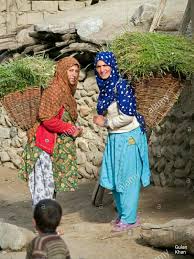 Awesome View Of Beautiful Women In Hunza Valley Gilgit Baltistan Pakistan Pakistan Culture Pakistani People Pakistan