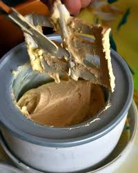 Eppure fare il gelato fatto in casa senza gelatiera è meno difficile e macchinoso di quanto si pensi, oltre che garanzia di goduria dopo la preparazione. Come Fare Il Gelato Con La Gelatiera Gelato In Casa