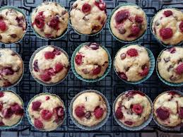 Muffins Aux Bananes Framboises Et Chocolat Simplement Catelina Desserts Food Muffin