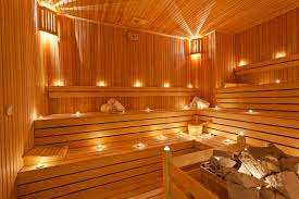 La differenza sostanziale fra bagno turco e sauna è legata soprattutto al tasso di umidità, molto elevato nel primo, decisamente inferiore nella seconda (in una sauna finlandese il tasso di umidità oscilla dal 10 al 25% circa); Sauna E Bagno Turco In Giardino