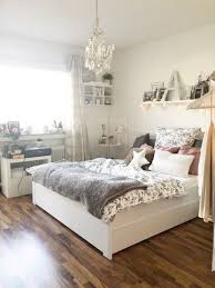 Gemutliches Zimmer Mit Grossem Doppelbett Und Kuschliger Tagesdecke Wgzimmer Schlafzimmer Einrichtung Gemutliches Zimmer Wg Zimmer Schlafzimmer Einrichten