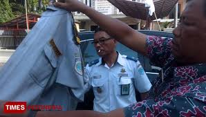 Model anak pake baju polisi untuk editing / gak kuat deh makan martabak kering ala chef farah quinn. Jangan Ditiru Pakai Baju Petugas Dishub Pria Ini Peras Warga Times Indonesia