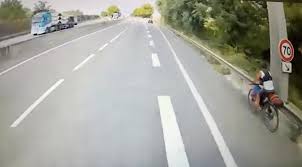 Photo  Un vlo sur la RN10 ? Jamais vu a  : un routier filme un cycliste ...