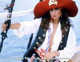 A490 sei bellissima di loredana bertè qui con il post dedicato con notizie, classifiche, foto Michele Lomuscio Roma On Twitter Ricordiamo Che Negli Anni 80 Loredana Berte E Renato Zero Vestirono I Panni Da Pirata Con Costumi Bellissimi Ambedue Copiati Sia Nell Abito Che Nel Trucco Da