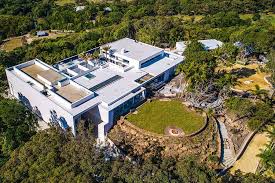 Chris hemsworth and his wife elsa pataky flew from sydney to byron bay via a private jet on saturday. Chris Hemsworth S Huge Byron Bay House Revealed Man Of Many