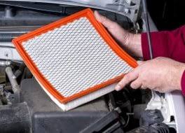 Wer regelmäßig seinen luftfilter reinigt, muss ihn auch seltener auswechseln. Luftfilter Wechseln Beim Vw Intervalle Kosten Werkstatten