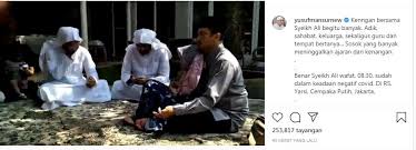 Syekh ali jaber ditusuk saat sedang mengisi ceramah di masjid falahuddin, bandar lampung, minggu (13/9/2020). 5iwtxbsxya4k1m