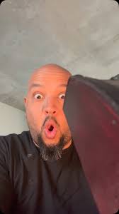 Hoy fue uno de esos días donde las ideas vuelan, las cámaras sudan… los  cables se enredan, y el equipo… se entiende sin hablar (bueno, casi),  Porque grabar no es solo luces y planos bonitos 😎 Es ...