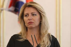 A nemzeti lobogó bal oldalán egy függőleges sávban az ország népművészetére és kultúrájára utaló minta látható. Caputova Eliteli A Belarusz Allampolgarokkal Szemben Alkalmazott Eroszakot Bumm Sk