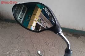 Cermin cembung adalah cermin yang memiliki bentuk lengkung, dimana permukaan cermin yang memantulkan cahaya melengkung ke luar. Kenapa Kaca Spion Motor Pakai Cermin Cembung Ternyata Ini Fungsinya Gridoto Com