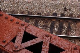 Uma Secao Enferrujado De Uma Ponte Ferroviaria Com Trilhos Do Trem No Fundo Rouille