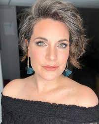 Come avere capelli bianchi o grigi luminosi e brillanti. 30 Donne Che Hanno Rinunciato Alla Tinta Per Capelli E Stanno Cosi Bene Che Potrebbero Convincere Anche Te Nuove Foto Natural Gray Hair Transition To Gray Hair Grey Hair Inspiration