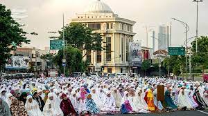 The uae, kuwait, and other gulf countries will all celebrate eid on tuesday, with ramadan ending on monday and bringing a close to a month of fasting between sunrise and sunset. Eid Al Fitr Gebet In Verschiedenen Landern Pars Today