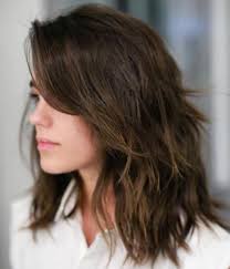 Capelli lunghi, medi e corti, a ogni donna il suo taglio scalato! Tagli Capelli 2021 Medi In Base Alla Forma Del Viso Archzine It