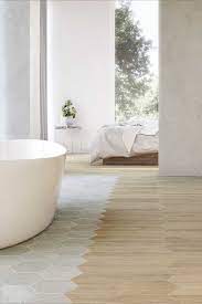 chevron bois naturel et carrelage hexagonal carrelage interieur idee salle de bain amenagement maison