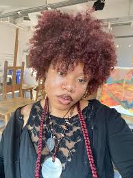 Hello! My name is Bella 😊 I'm 24, and looking for a (preferably womxn)  roommate to split a 2 bedroom apartment in Brooklyn. My budget is  1500-1800/mo and I'm looking primarily in