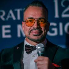 Miz-Zejtun hdejn ta l-Anzjani, ghal fuq il billboards ta Londra! Grazzi  ghaziza Mama u ghaziz Papa talli qatt ma qtajtuli qalbi meta xtaqt nitlaq u  nibda hajja hawn! Din ghalikhom. Inhobbkhom hafna!