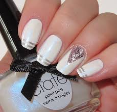 Diseños de uñas con puntos y rayas con color rosa y claro agregando unas flores margaritas que quedan muy bonitas y femeninas. Pin En Unas Blancas Decoradas