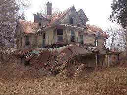 Abandoned House In The Woods Outside Of Bangor Maine If I Have Learned Anything From Stephen King It S T Maison Abandonnee Maison Hantee Endroits Abandonnes