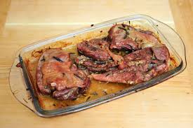 Se acoperă cu un capac şi se bagă în cuptorul preîncălzit la 200 grade timp de 1,5 ore. Razvan Anton Curcan Aromat La Cuptor Razvan Anton