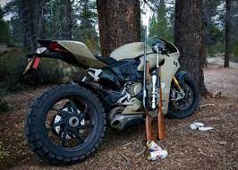 いくらブロックタイヤ履いても このバイクでオフロードは無いだろう ドゥカティ カスタムバイク バイク
