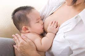 助産師監修】赤ちゃんがおっぱいをしゃぶるパターンは５つ。母乳を飲みやすくする方法、遊び飲み対策は？ | HugKum（はぐくむ）