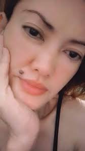 Ang ubang baye naka eyelashes na, naka rebond, naka nails extention..kani  kahang nagbasa, unsa kaha ni sya?🤔