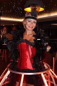 Avec du show de danse: Robes A Champagne Cabaret Soiree Evenements Service A Champagne