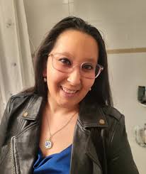 I need the necklace that Leslie was wearing today.