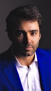 Lembrando que a cirurgia de transplante capilar consiste em retirar o  folículo capilar da área doadora e reimplanta-lo na área da receptora. A  cirurgia pode ser feita novamente se houver uma área ...