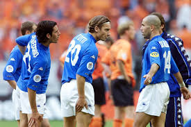 Sep 29, 2020 · totti made over 750 appearances for roma, scoring 300 goals. Il Nuovo Look Di Francesco Totti Coi Capelli Cosi Non L Avevamo Mai Visto