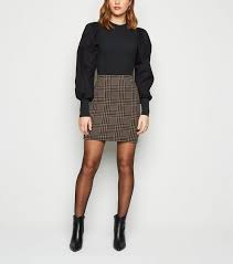 Cette jupe coréenne a carreaux est idéale pour votre look. Mini Jupe Tube Marron A Carreaux New Look
