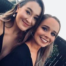 Elle Fox (@ellenkayfox)