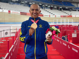 El objeto más preciado de los juegos paralímpicos de tokio, las medallas de los tres deportistas que subirán al podio, cuentan en esta ocasión con el diseño de sakiko matsumoto y se inspiran en los abanicos japoneses tradicionales además de estar grabadas en braille en el anverso. B3a6fhscra1k8m