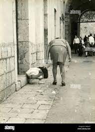 Ein Mädchen pinkeln auf der Straße, während Mutter beobachtet, Italien  Stockfotografie - Alamy